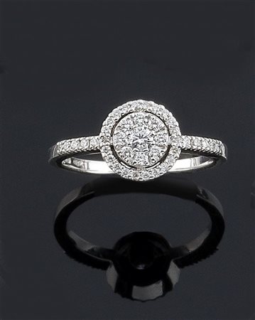 ANELLO Anello in oro bianco, sommità di forma geometrica, impreziosito con...