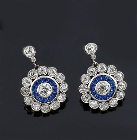 COPPIA DI ORECCHINI Coppia di orecchini in platino, inizio XX secolo, con...