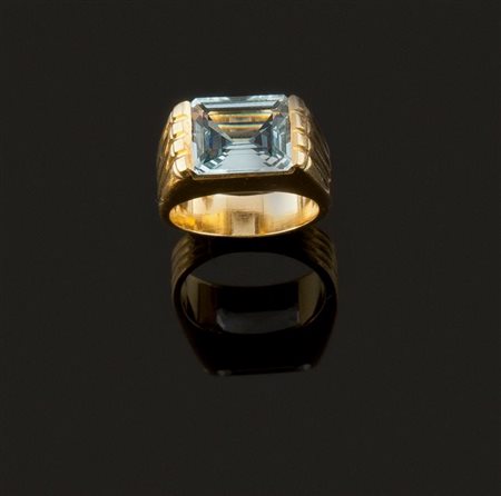 ANELLO Anello in oro giallo, sommità piatta, trattenente al centro...