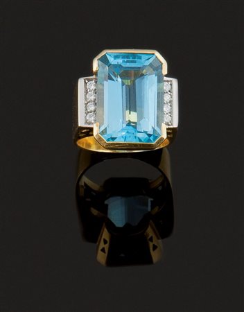 ANELLO Anello in oro giallo, con al centro grande topazio taglio rettangolare...