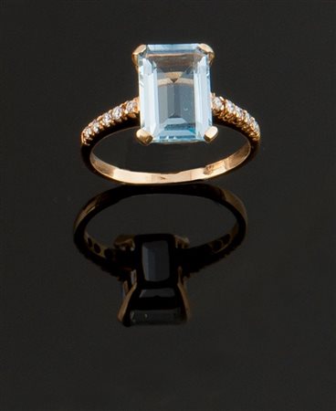 ANELLO Anello oro giallo con al centro acquamarina taglio rettangolare; lungo...