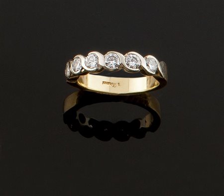 ANELLO Anello in oro giallo, sommità in oro bianco, trattenente cinque...