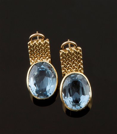 COPPIA DI ORECCHINI Coppia di orecchini pendenti in oro giallo, lavorati a...