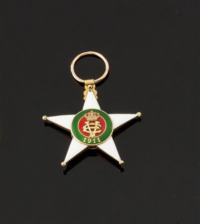 DECORAZIONE Decorazione militare in oro giallo e smalti policromi reca la...