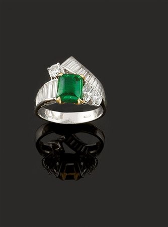 ANELLO Anello in oro bianco e giallo con al centro smeraldo taglio cabochon...