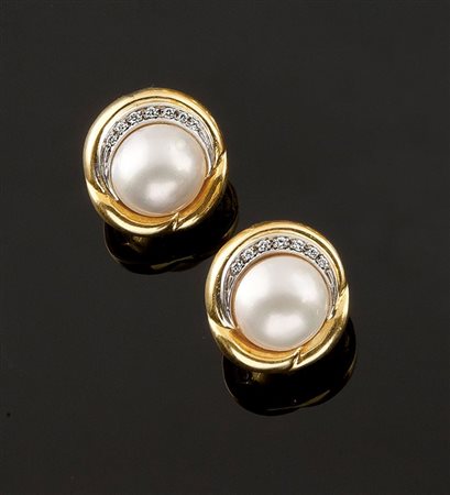 COPPIA DI ORECCHINI Coppia di orecchini in oro giallo, a clips, al centro due...