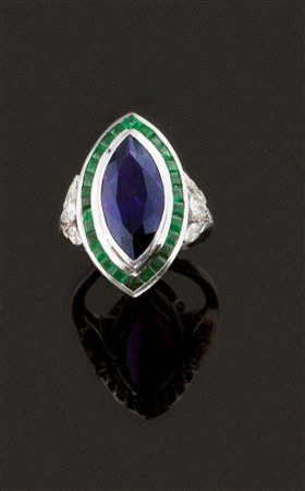 ANELLO Anello in platino, sommità di forma ovale con al centro ametista e...