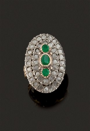 ANELLO Anello in oro giallo ed argento, sommità con doppio contorno di...