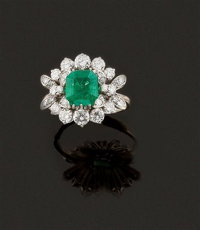ANELLO Anello in oro bianco, sommità a forma di fiore, al centro smeraldo...