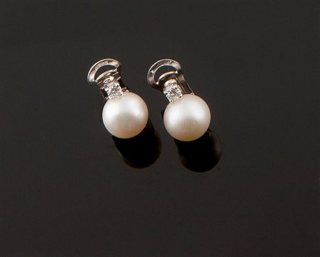 COPPIA DI ORECCHINI Coppia di orecchini in oro bianco, a clips, con due perle...