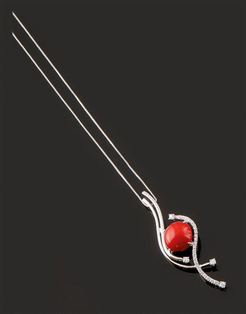 CATENA CON CIONDOLO Catena con ciondolo in oro bianco a forma di voluta con...