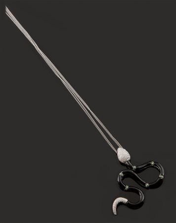 CATENA CON CIONDOLO Catena con ciondolo in oro bianco raffigurante un...