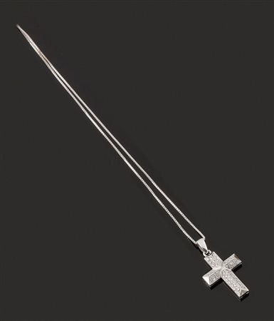 CATENA CON CIONDOLO Catena in oro bianco con ciondolo a forma di croce...