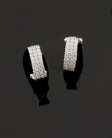 COPPIA DI ORECCHINI Coppia di orecchini in oro bianco di forma geometrica...