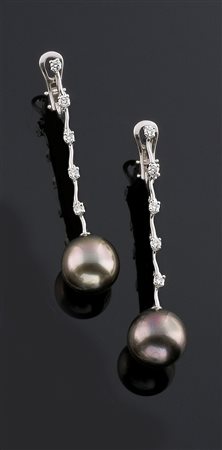 COPPIA DI ORECCHINI Coppia di orecchini pendenti in oro bianco; corpo recante...