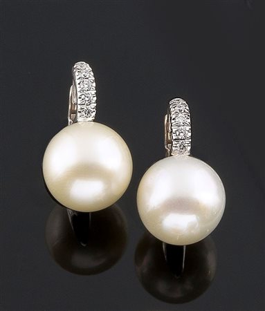 COPPIA DI ORECCHINI Coppia di orecchini in oro bianco, a monachella, con due...