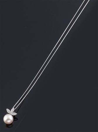 CATENA CON CIONDOLO Catena con ciondolo in oro bianco con perla di acqua...