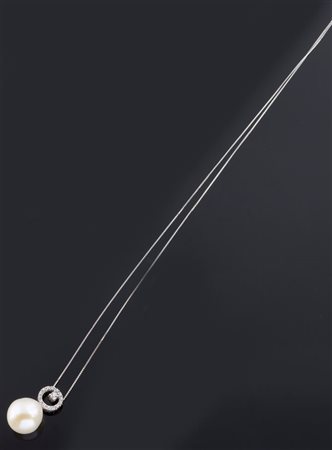 CATENA CON CIONDOLO Catena con ciondolo in oro bianco terminante con perla...