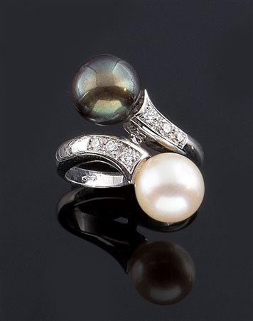 ANELLO Anello in oro bianco, modello contrariè, composto da perla Tahiti e...