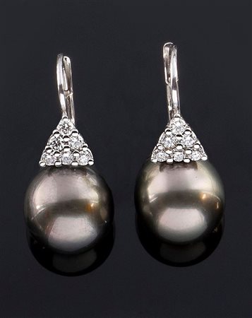 COPPIA DI ORECCHINI Coppia di orecchini in oro bianco, a monachella, con due...