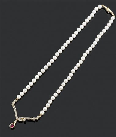 COLLANA DI PERLE Collana di perle dal diam di mm 6,1 a 6,3; nella parte...