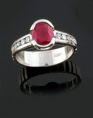 ANELLO Anello in oro bianco con al centro rubino taglio ovale di ct 2,019, ai...