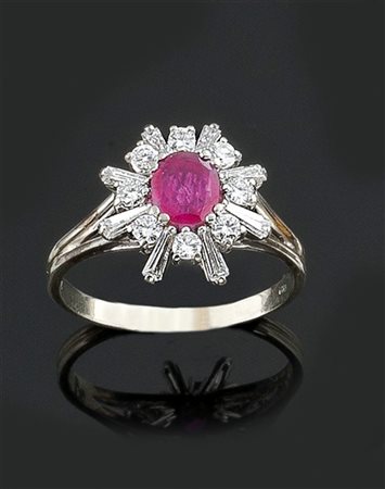 ANELLO Anello in oro bianco, sommità a forma di fiore, al centro rubino...