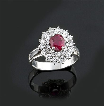 ANELLO Anello oro bianco con al centro rubino di taglio ovale circondato da...