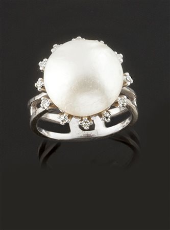 ANELLO Anello in oro bianco con al centro perla barocca, contornata da...
