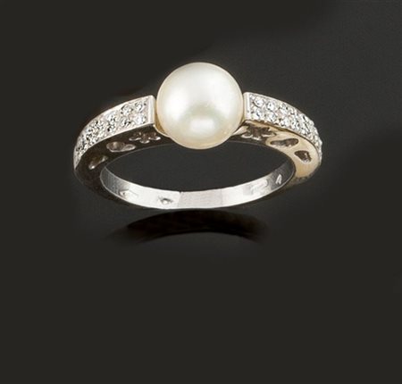 MILUNA Anello in oro bianco, firmato "Miluna", con al centro perla giapponese...