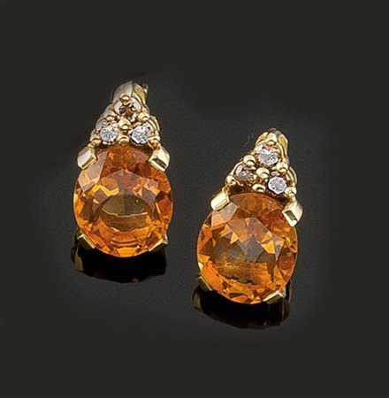 COPPIA DI ORECCHINI Coppia di orecchini in oro giallo, a lobo, con due quarzi...