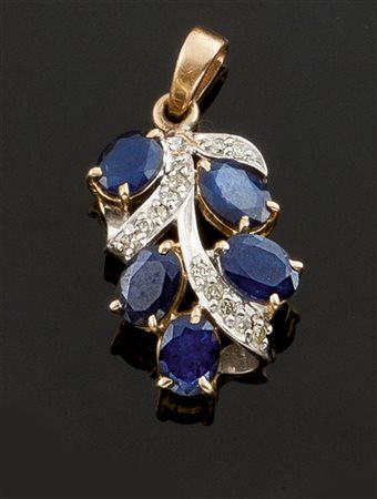 CIONDOLO Ciondolo in oro giallo a forma di voluta vegetale impreziosita da...