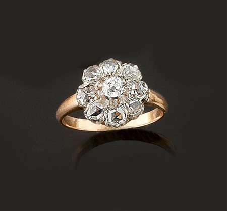 ANELLO Anello in oro giallo e bianco, sommità a forma di fiore con al centro...