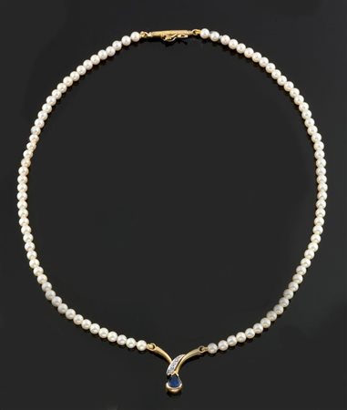 COLLANA DI PERLE Collana di perline del diam di mm 4,2; al centro pendente in...