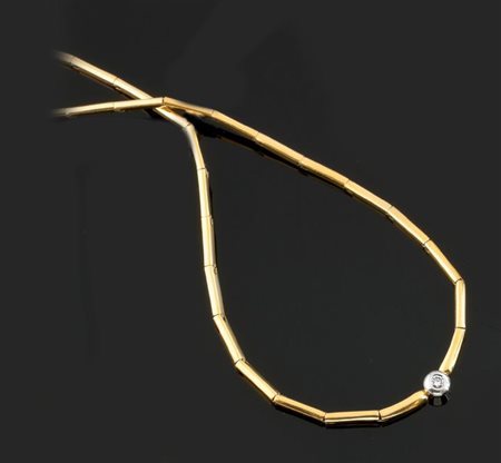GIROCOLLO Girocollo in oro giallo composto da segmenti lucidi, nella parte...