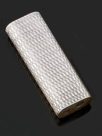 CARTIER Accendino laminato in argento, firmato "Cartier" Entro scatola originale