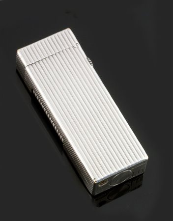 DUNHILL Accendino laminato in argento 925millesimi, firmato "Dunhill". Entro...