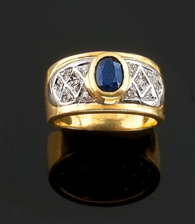 ANELLO Anello in oro giallo, a fascia, al centro zaffiro taglio ovale e...