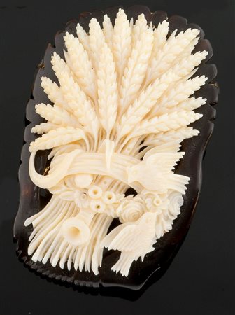 SPILLA Spilla in tartaruga, inizio XX secolo, sommità recante un mazzo di...