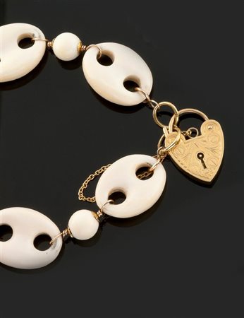 BRACCIALE Bracciale composto da maglie marinare e boules in avorio; chiusura...