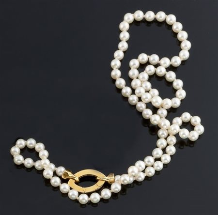 COLLANA DI PERLE Collana di perle dal diam di mm 4,5 a 4,9; chiusura ad...