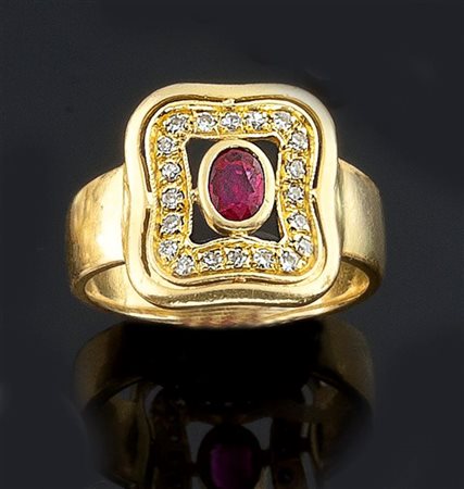 ANELLO Anello in oro giallo, sommità di forma geometrica, con al centro...