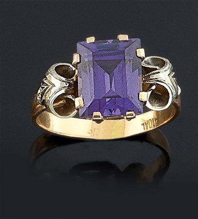 ANELLO Anello in oro giallo, anni '40, con ametista centrale taglio...