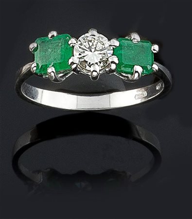 ANELLO Anello in oro bianco con al centro diamante taglio brillante di ct...