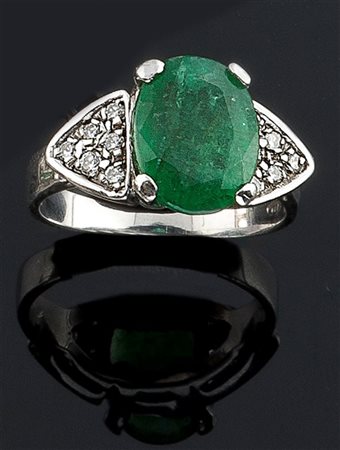 ANELLO Anello in oro bianco, al centro smeraldo taglio ovale, ai lati piccoli...