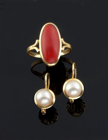 LOTTO DI DUE GIOIELLI Lotto composto da due gioielli: una coppia di orecchini...