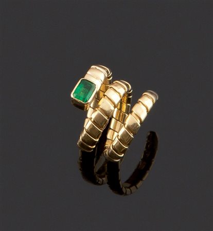 ANELLO Anello in oro giallo, a forma di serpente stilizzato; testa con...