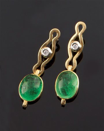 COPPIA DI ORECCHINI Coppia di orecchini in oro giallo con due smeraldi taglio...