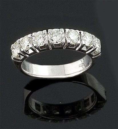 ANELLO Fedina in oro bianco sommità recante sette diamanti taglio brillante...