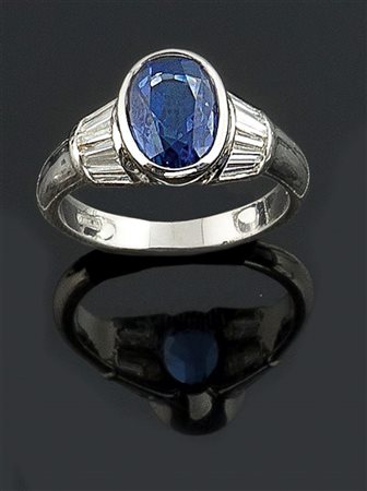 ANELLO Anello in oro bianco con al centro zaffiro taglio ovale di ct 2,60 ca;...